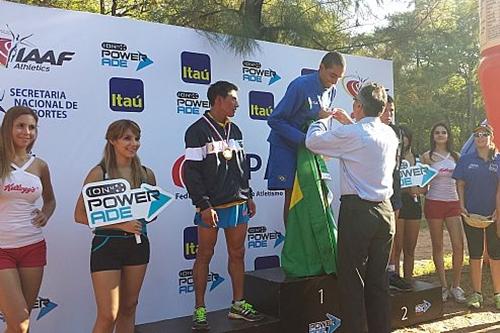 Campeão dos 12 km adulto, brasileiro Wellington Bezerra da Silva é premiado em Assunção / Foto: Divulgação